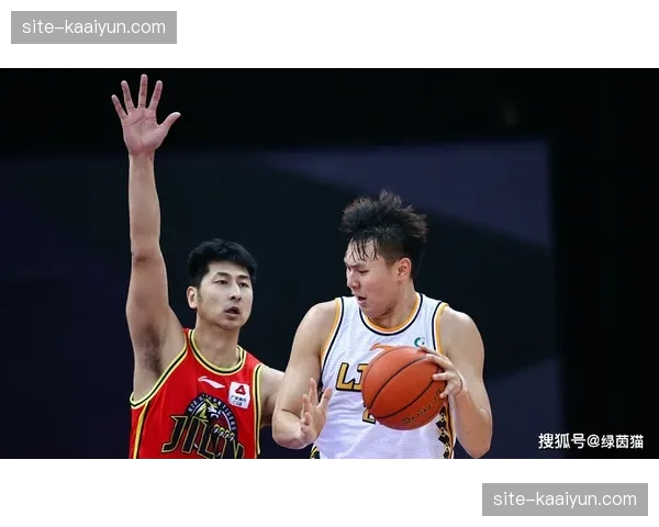 上海广厦主场保持不败 攻防均衡成领跑关键因素 上海广厦主场保持不败 攻防均衡成领跑关键因素